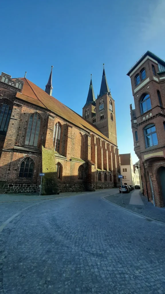 22 04 16 15webp 576x1024
